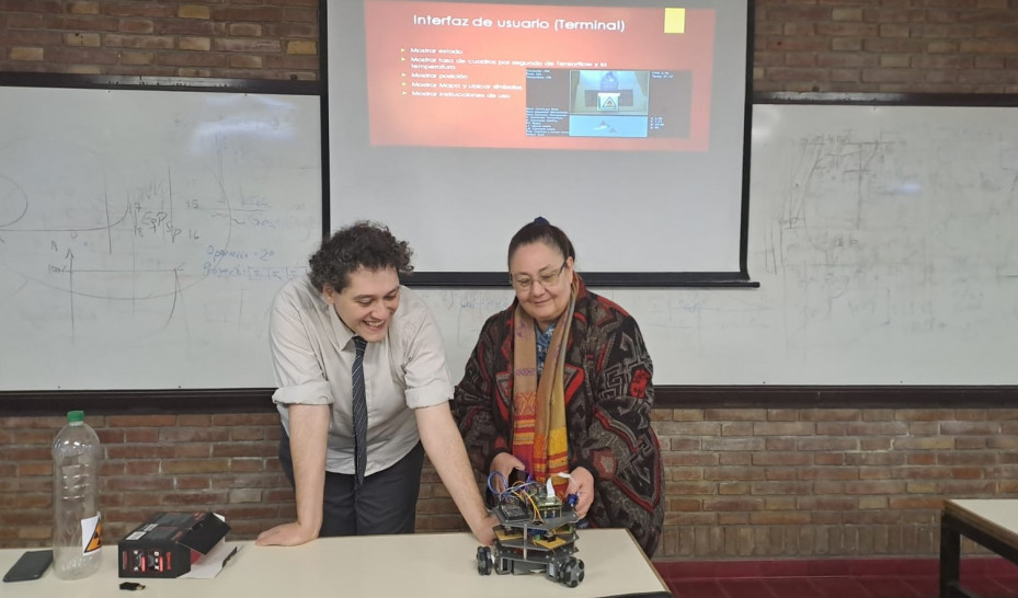 imagen Estudiante presentó proyecto de robot móvil operado a distancia para búsqueda y rescate