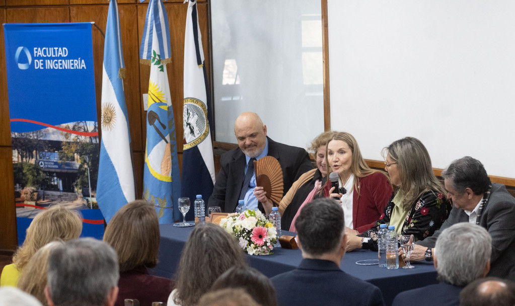 imagen La Rectora, Prof. Esp. Adriana García, se dirigió a los presentes