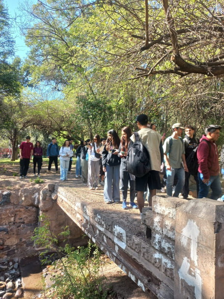 imagen Clase en aula a cielo abierto para estudiantes de Arquitectura