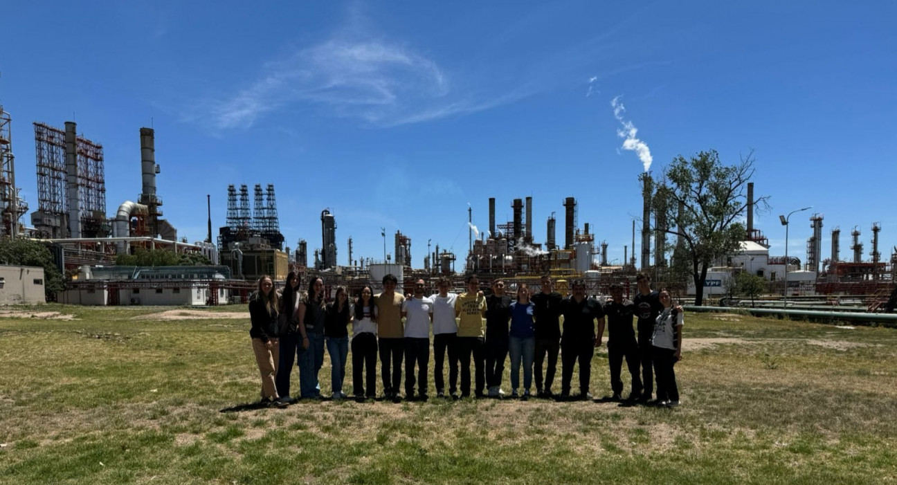 imagen Alumnos de Ingeniería Industrial y en Petróleo visitaron la Refinería YPF 