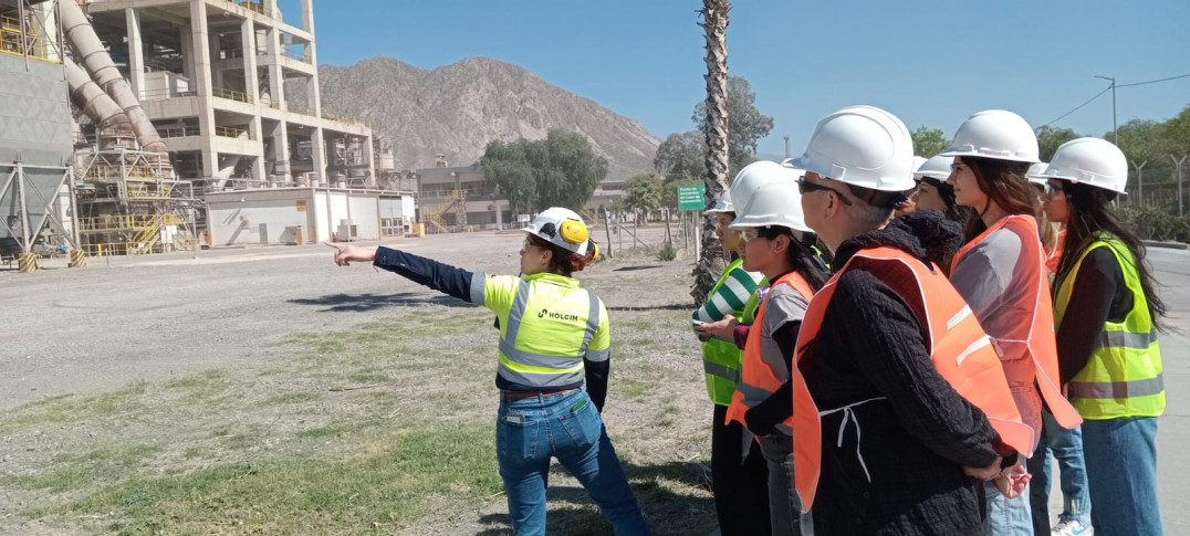 imagen "Mujeres en Ingeniería": alumnas de la Facultad visitaron la planta de HOLCIM
