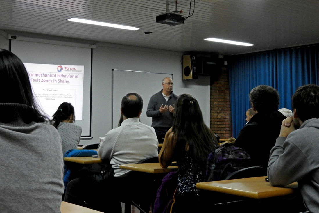 imagen Experto francés dictó conferencia sobre tratamientos en la industria del petróleo