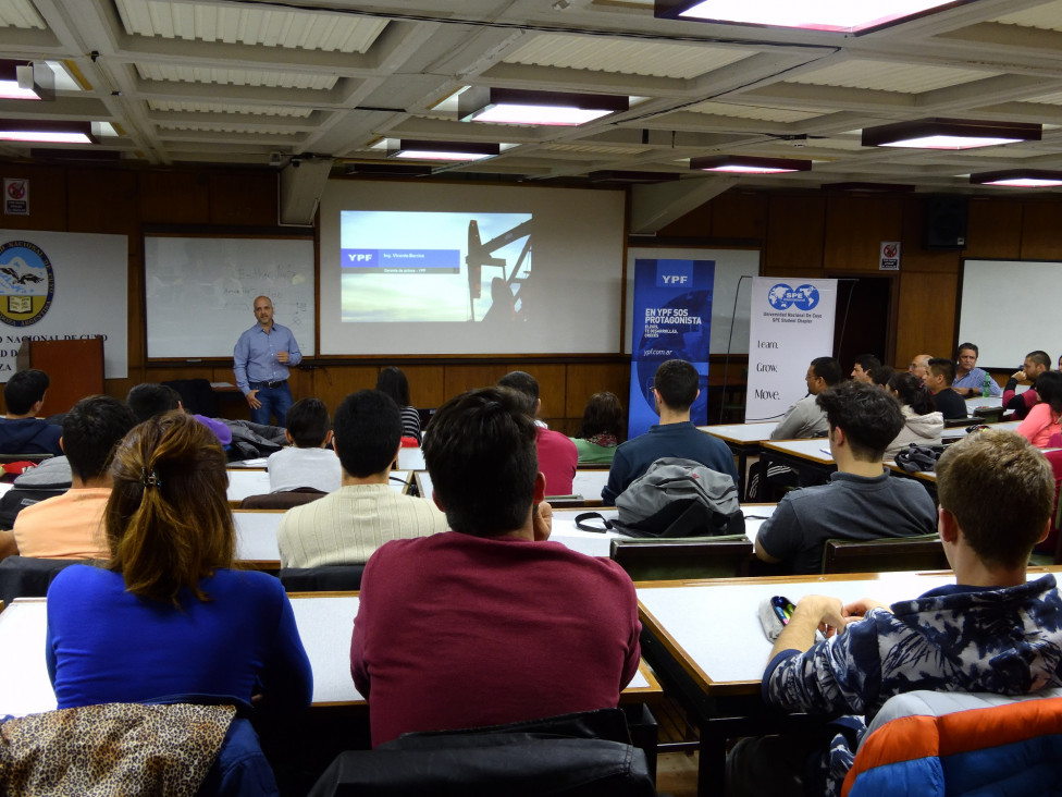 imagen Profesionales de YPF visitaron la Facultad