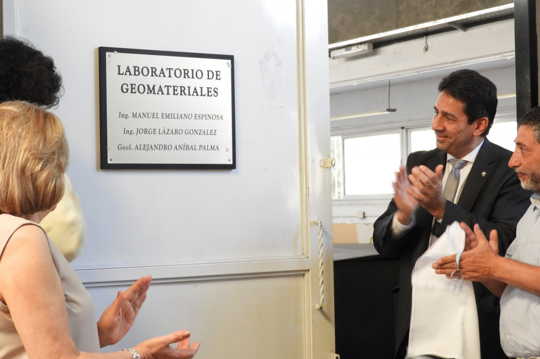 imagen Descubrieron placa en homenaje a destacados profesores de la Facultad de Ingeniería