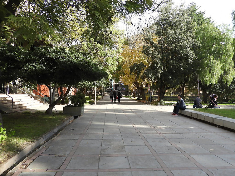 imagen Se trabaja en la puesta en valor de los jardines de la Facultad de Ingeniería