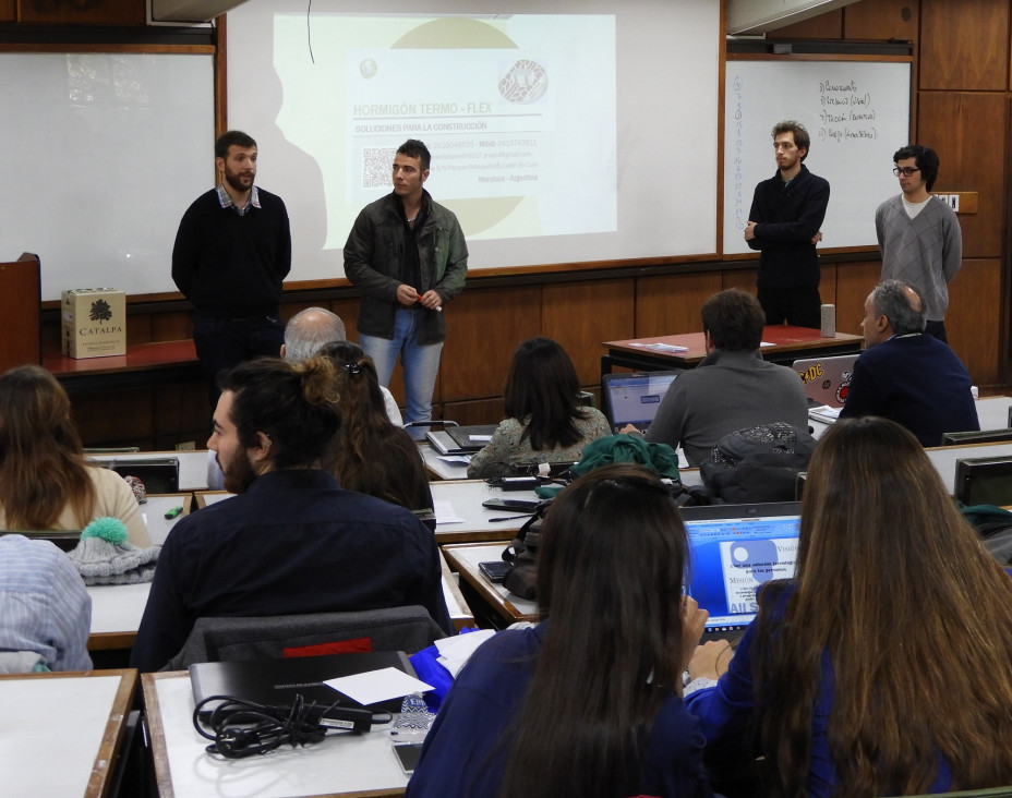 imagen Estudiantes de Comercialización presentaron sus proyectos finales