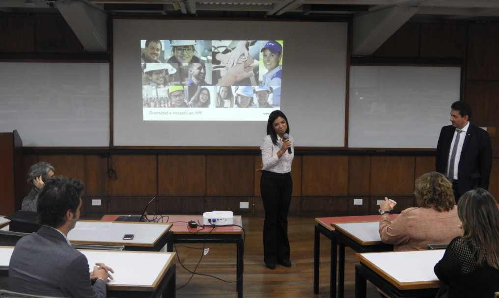 imagen Fundación YPF presentó en la Facultad su programa Mujeres STEAM