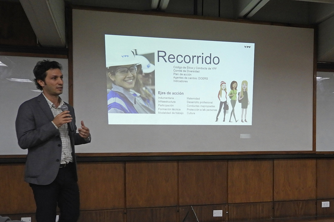 imagen Fundación YPF presentó en la Facultad su programa Mujeres STEAM