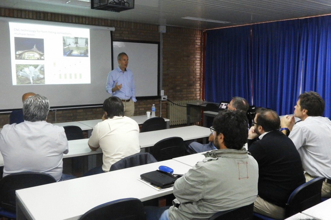 imagen Especialista alemán presentó estudios sobre diseño sísmico de estructuras de madera