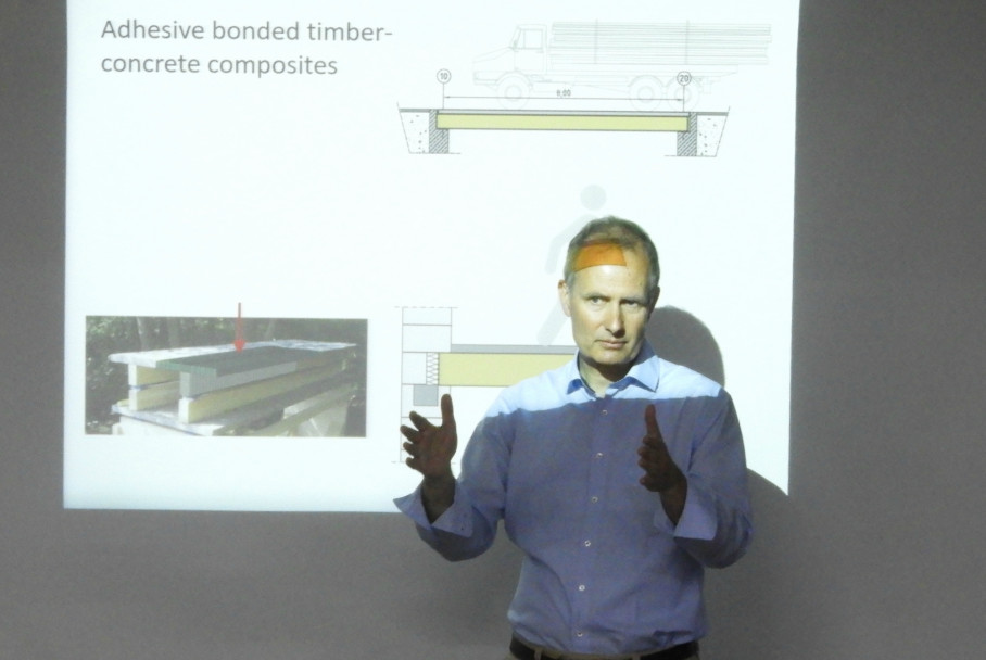 imagen Especialista alemán presentó estudios sobre diseño sísmico de estructuras de madera