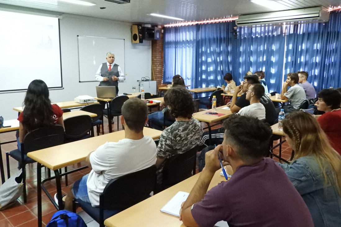 imagen Se realizó charla sobre Control Geológico en pozos de exploración