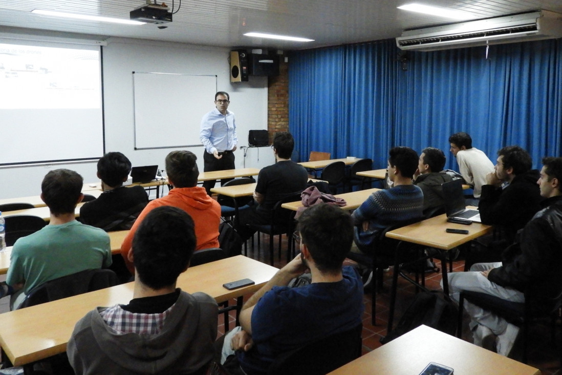 imagen Egresado de la Facultad disertó sobre utilización de drones en la industria