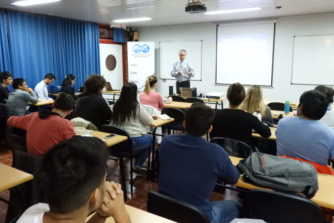 imagen Luis Bacarreza brindó conferencia sobre performance de operaciones en pozos petroleros