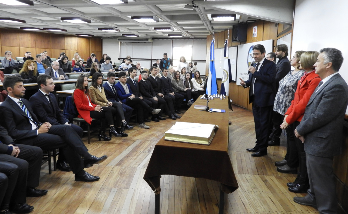 imagen El Decano tomó juramento a nuevos egresados de la Facultad