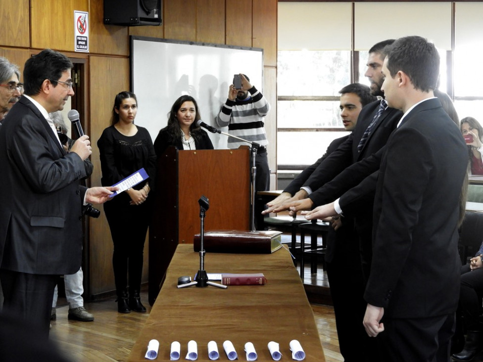 imagen El Decano tomó juramento a egresados de la Facultad