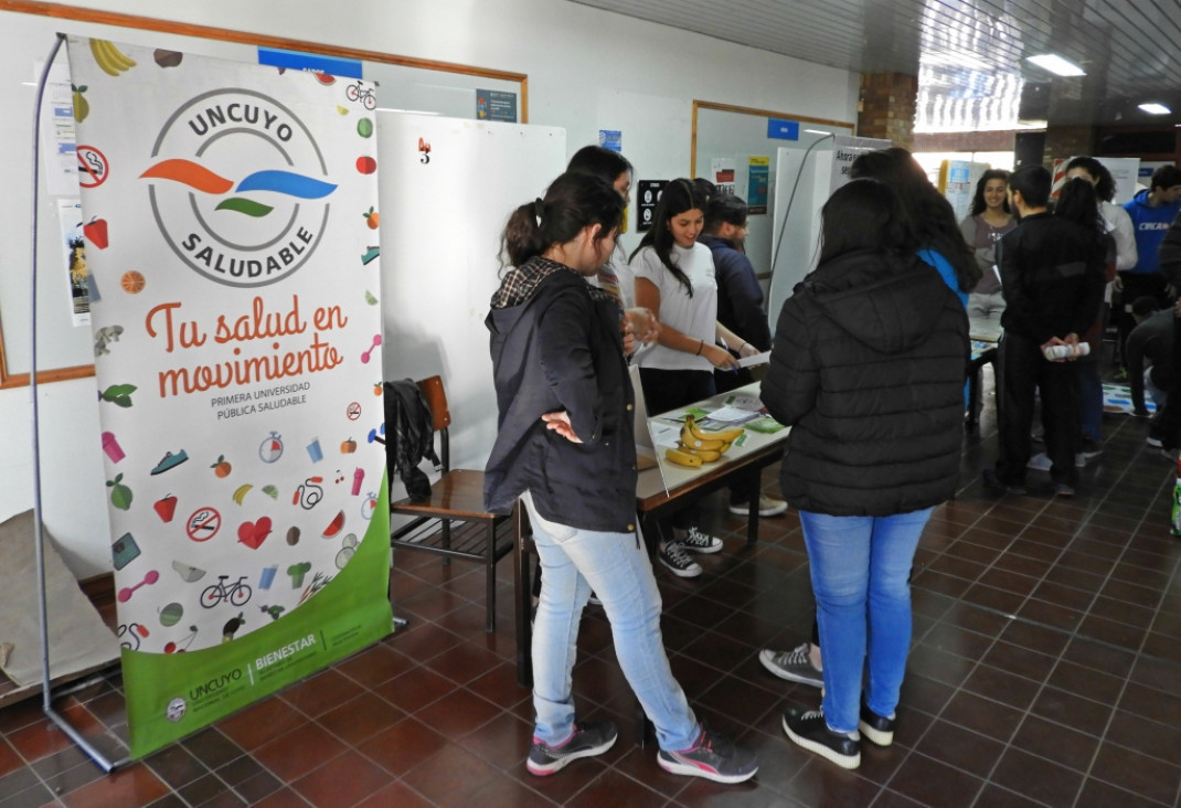 imagen Estudiantes y personal de la Facultad se informaron sobre hábitos saludables