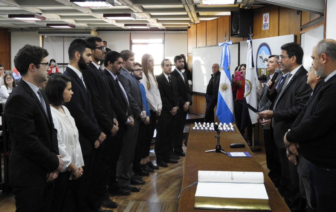 imagen El Decano tomó juramento a nuevos egresados de la Facultad