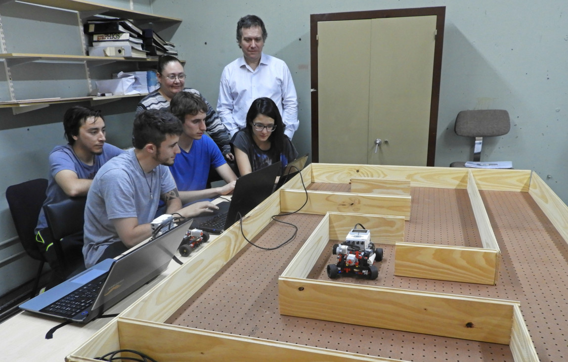 imagen Comenzaron las prácticas en el Laboratorio de Inteligencia Artificial