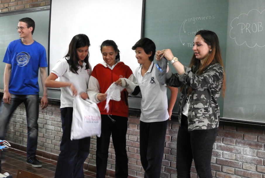 imagen Estudiantes de la Facultad capacitan en reciclaje a alumnos de la Escuela San Jorge