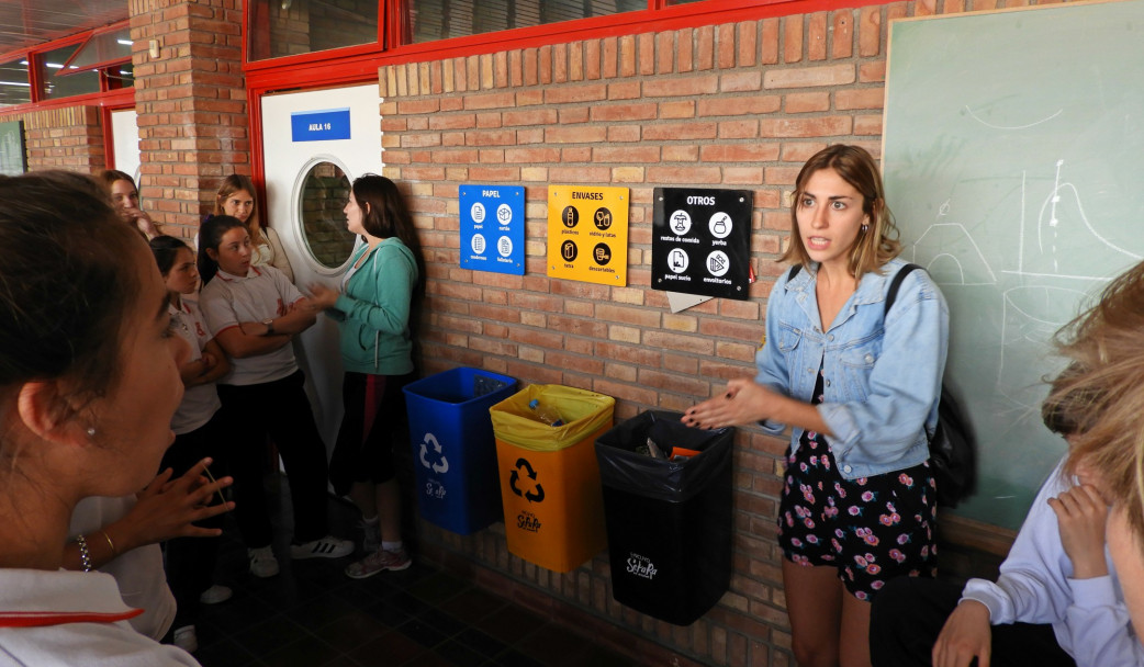 imagen Estudiantes de la Facultad capacitan en reciclaje a alumnos de la Escuela San Jorge