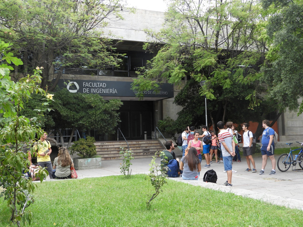 imagen Charla sobre "anti –ingeniería" en los jardines de la Facultad