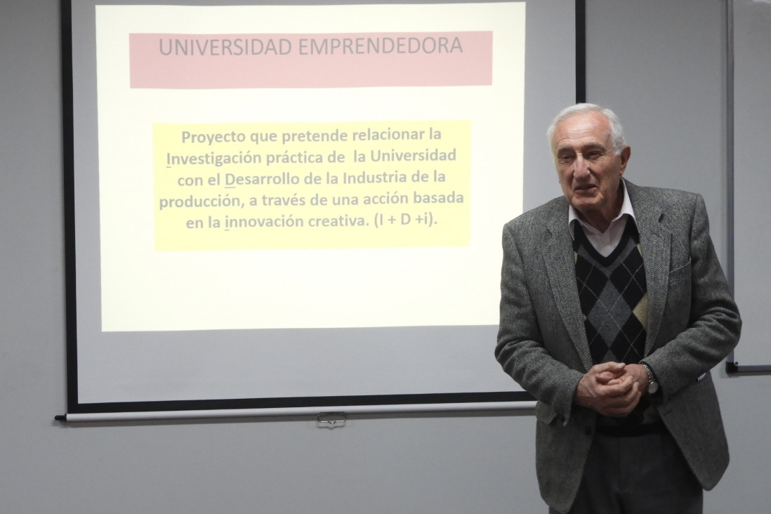 imagen Presentaron proyecto de Universidad Emprendedora al Decano