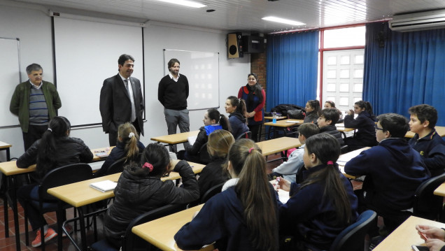 imagen Estudiantes del colegio Español visitaron la Facultad