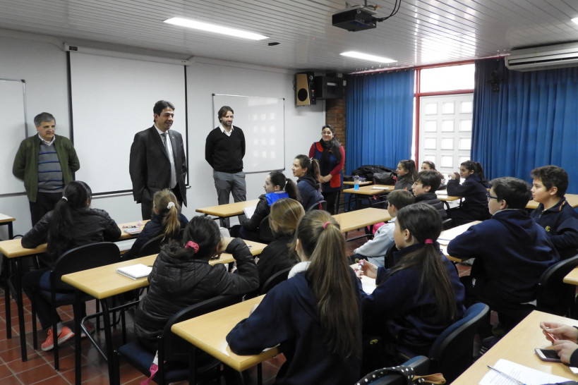 imagen Estudiantes del colegio Español visitaron la Facultad