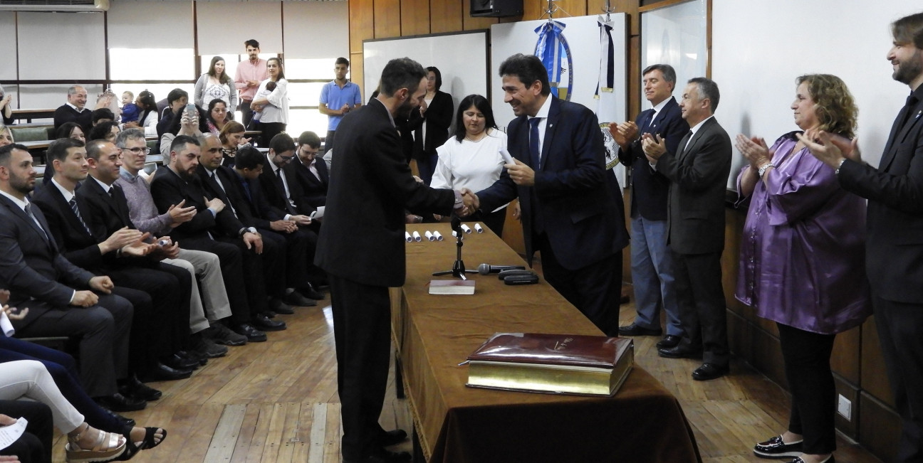 imagen El Decano tomó juramento a nuevos egresados de la Facultad