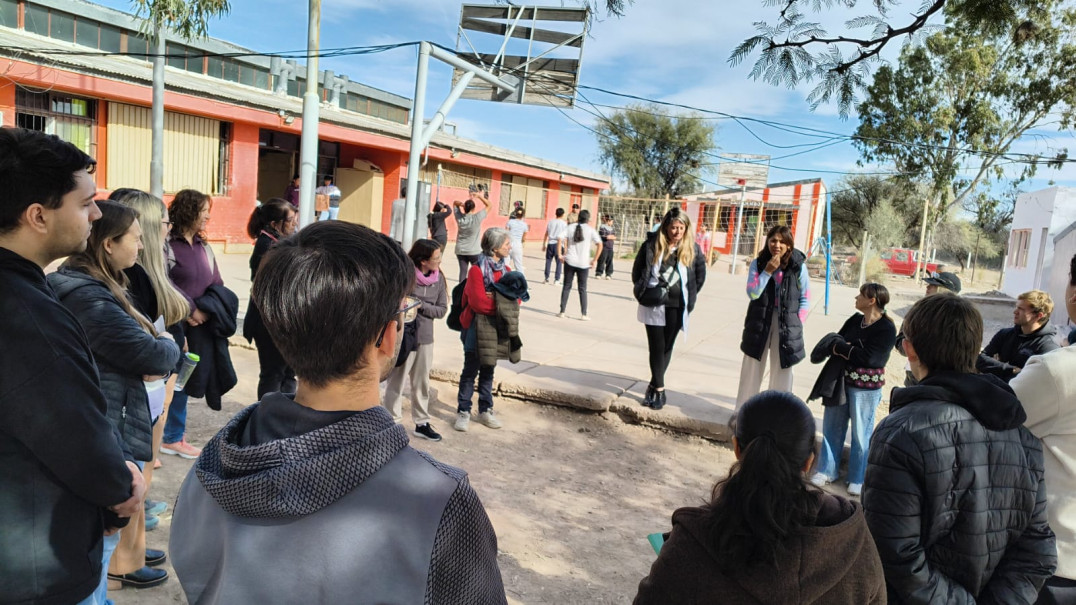 imagen Estudiantes y docentes de Ingeniería participaron en una jornada de trabajo comunitario junto a la Escuela Raíces Huarpes