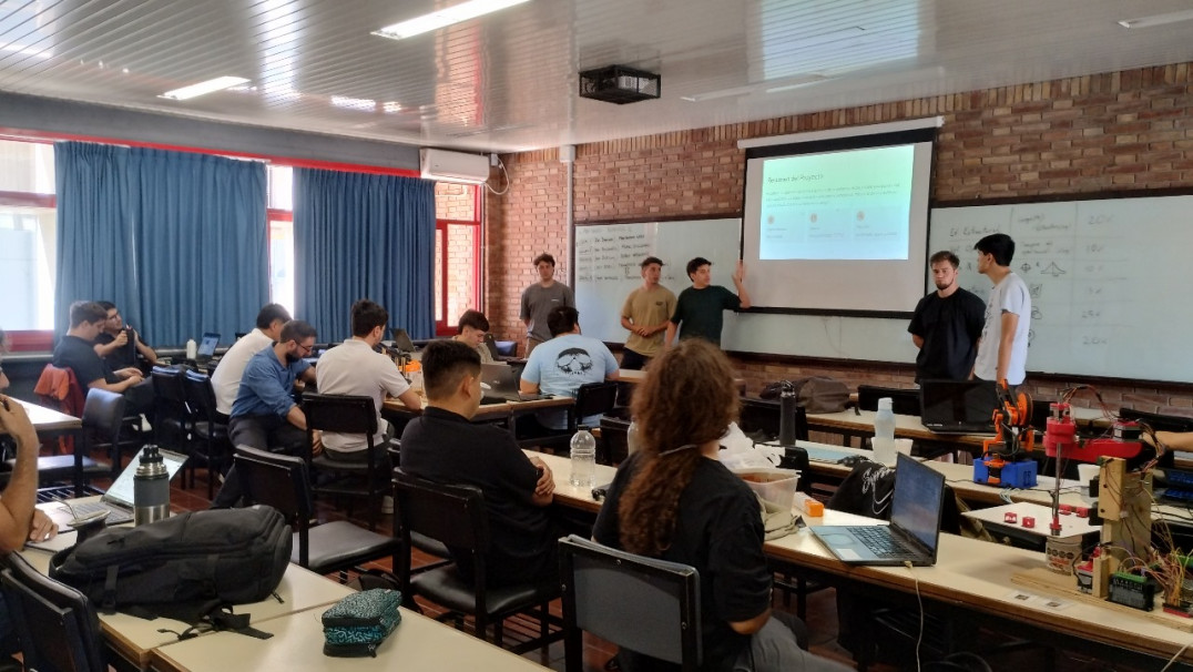 imagen Estudiantes de Mecatrónica presentaron proyectos de robótica