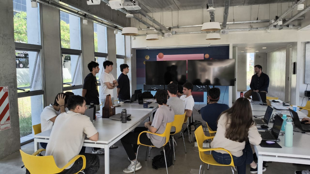 imagen Estudiantes de Ingeniería Industrial y Mecatrónica presentaron proyectos desarrollados junto a empresas y organismos locales