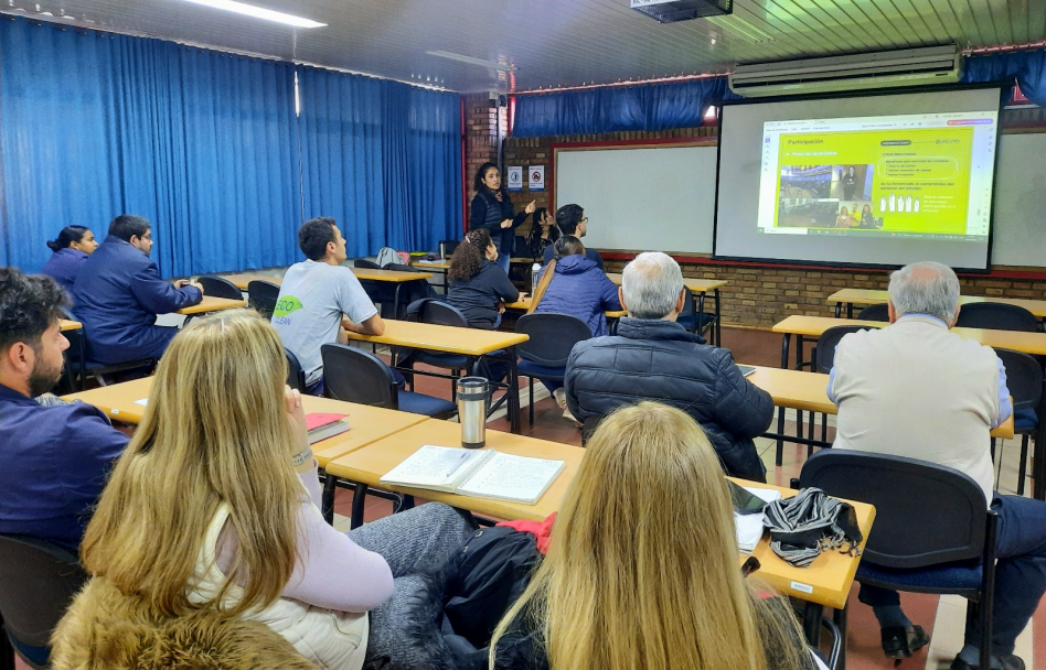 imagen Lic. Viviana Paredes, a cargo del Proyecto Loop, de la Secretaría de Extensión del Rectorado. 
