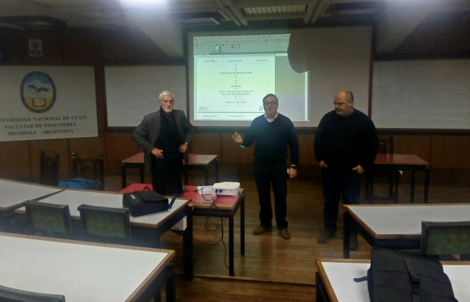 imagen De izq. a derecha: Philippe Bolon; Dr. Hugo Martínez, Director de Relaciones Nacionales y Internacionales; Mgt. Eduardo Iriarte, Director de carrera de Ingeniería en Mecatrónica