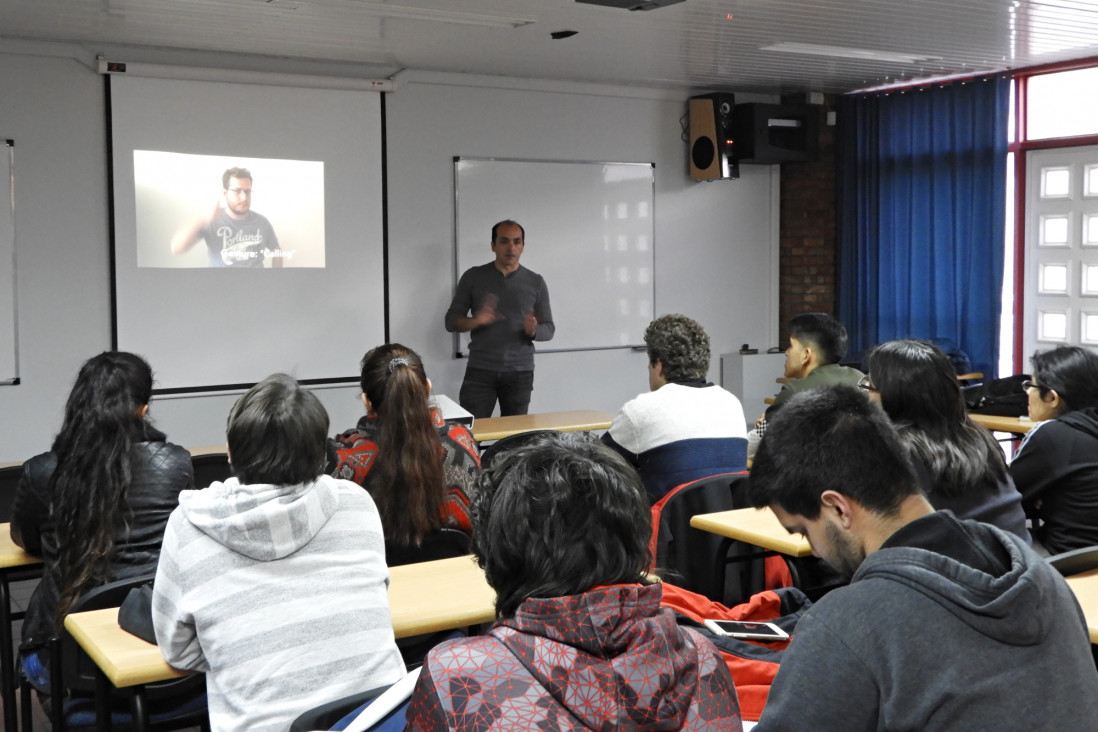 imagen Se realizó charla sobre dispositivos vestibles e interfaces táctiles