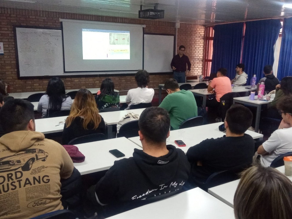 imagen Egresado de la Facultad brindó charla sobre exploración de litio en Argentina
