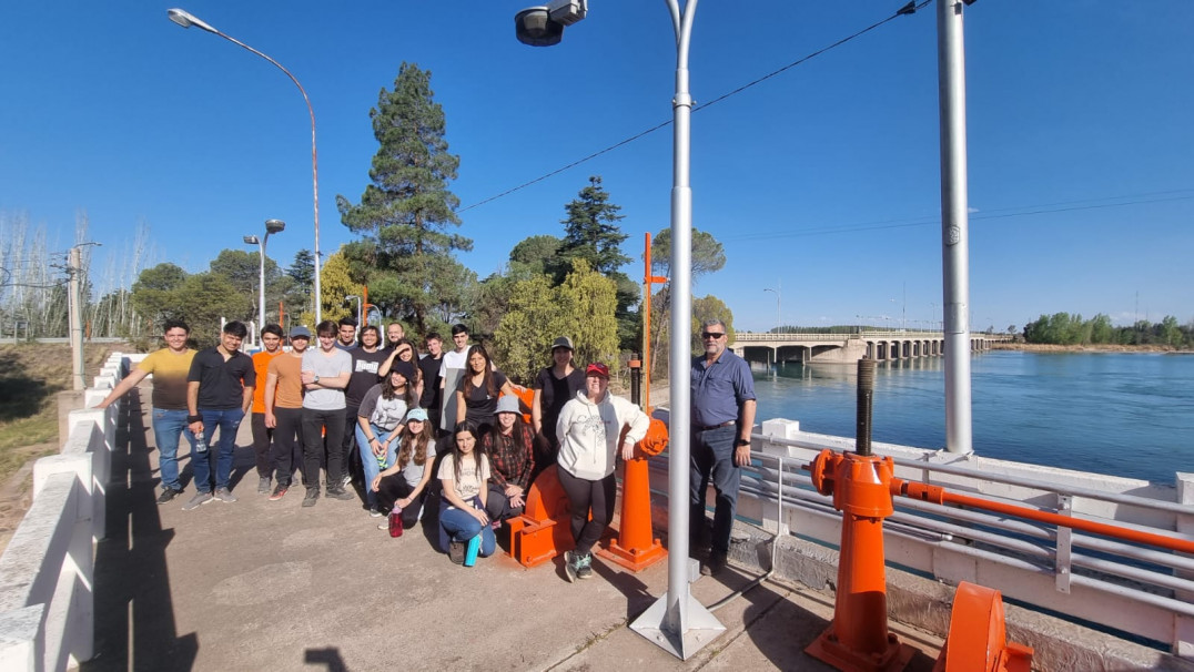 imagen Estudiantes de Ingeniería Civil realizaron visita técnica a INTA y los diques Cipolletti y Carrodilla 