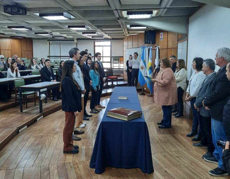 imagen La Decana tomó juramento a nuevos y nuevas profesionales