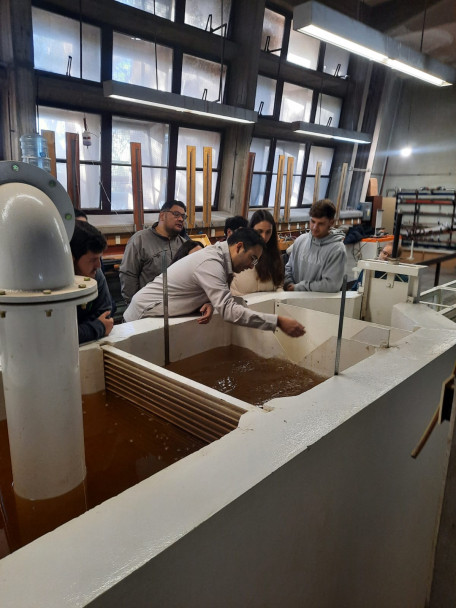 imagen Estudiantes de Ingeniería Civil realizaron una práctica experimental en el Laboratorio de Hidráulica