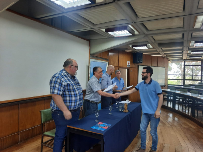 imagen Entregaron certificados a personal de Aguas Luján que realizó capacitación en la Facultad