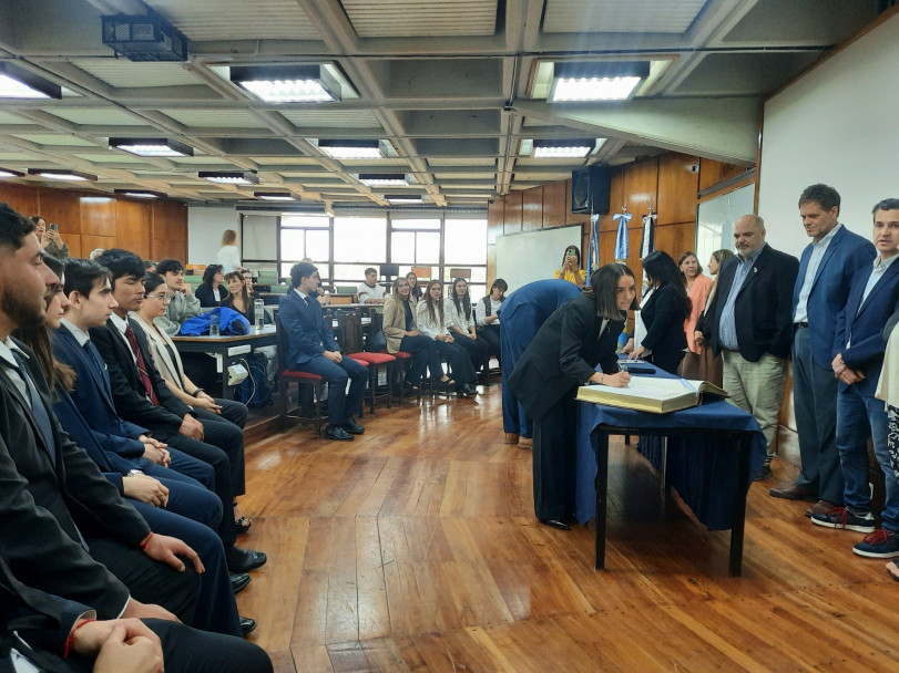 imagen El vicedecano tomó juramento a nuevos egresados y egresadas de la Facultad