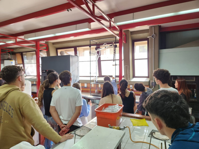 imagen Se incorporó torre de destilación para potenciar las prácticas de Ingeniería