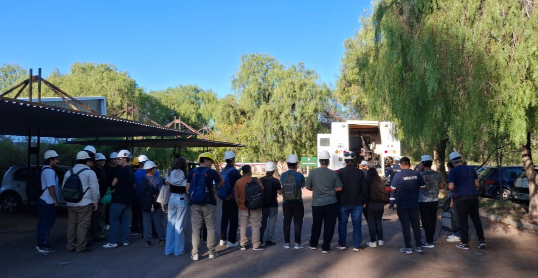 imagen Estudiantes de Ingeniería en Petróleo realizaron actividad práctica con camión de perfilaje de pozos