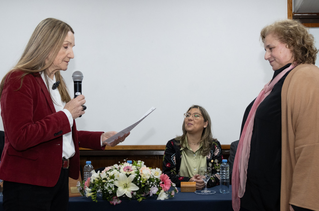 imagen Patricia Infante y Eduardo Iriarte asumieron como decana y vicedecano para el período 2026-2030