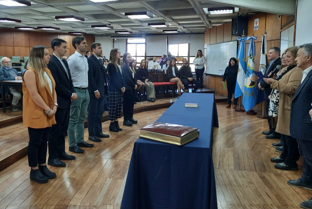 imagen La decana tomó juramento a nuevos egresados y egresadas de la Facultad