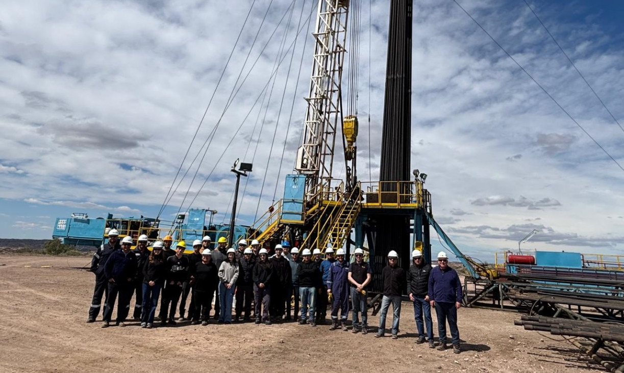 imagen Estudiantes de Ingeniería en Petróleo visitaron un equipo de Reparación de Pozos en operación
