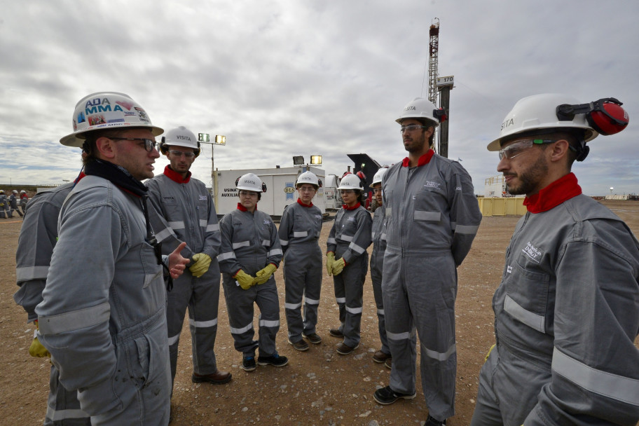 imagen Estudiantes de Ingeniería de Petróleos visitaron Yacimiento de PAE en Neuquén