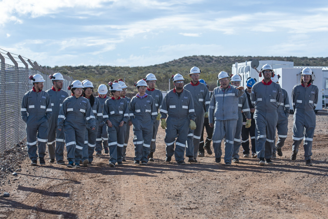 imagen Estudiantes de Ingeniería de Petróleos visitaron Yacimiento de PAE en Neuquén