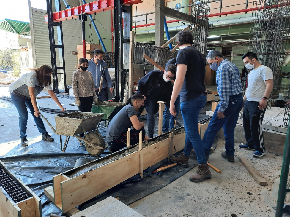 imagen Estudiantes de Ingeniería Civil realizan práctica de hormigón