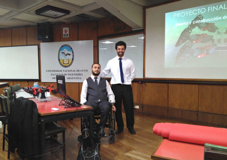 imagen Estudiantes de Mecatrónica presentaron Proyecto Final de Estudio: Robot Hexápodo de 18 GDL